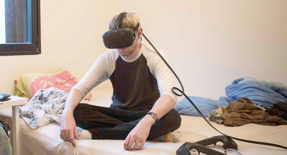 בדרך לישון.  משקפי VR התגלו כפתרון מעולה לנדודי שינה, צילום: תומי הרפז
