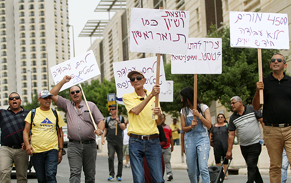 הפגנה של מורי נהיגה ותלמידים נגד שביתת בוחני נהיגה (ארכיון) הפגנה של מורי נהיגה ותלמידים נגד שביתת בוחני נהיגה (ארכיון)