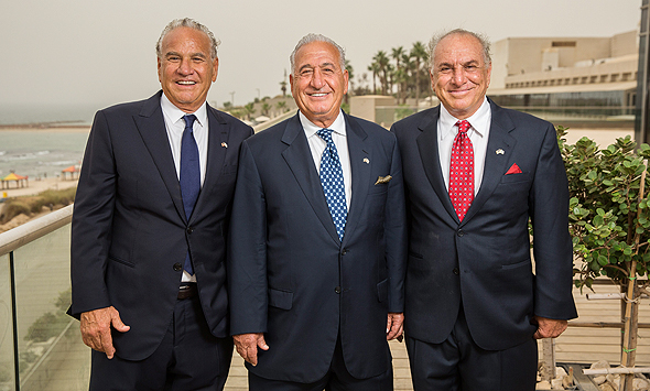 האחים נקש. מימין אבי נקש ג'ו נקש ורפי נקש האחים נקש. מימין אבי נקש ג'ו נקש ורפי נקש