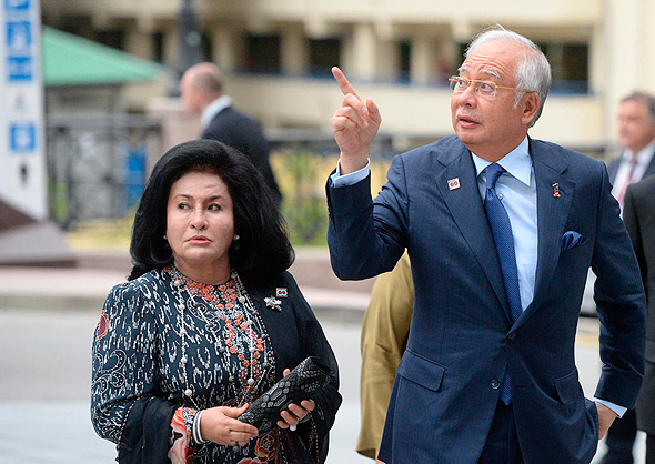 ראש ממשלת מלזיה נג’יב ראזאק ואשתו השנייה רוסמה מנצור.  התכשיטים והתיקים שלה עוררו את החשד 