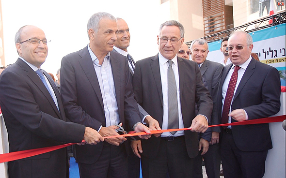 מימין: אבי ברזילי, עוזי לוי, משה פדלון, משה כחלון ואברהם נובוגרוצקי בטקס הבוקר מימין: אבי ברזילי, עוזי לוי, משה פדלון, משה כחלון ואברהם נובוגרוצקי בטקס הבוקר