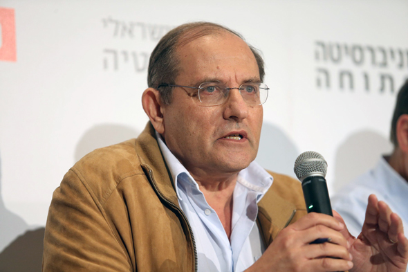 מרדכי קרמניצר: "צריך להתחיל בחינוך לערכים דמוקרטיים כבר בגני הילדים. כך יש יותר סיכוי שתעצב אנשים עם מחויבות לשוויון והגינות" מרדכי קרמניצר: "צריך להתחיל בחינוך לערכים דמוקרטיים כבר בגני הילדים. כך יש יותר סיכוי שתעצב אנשים עם מחויבות לשוויון והגינות"