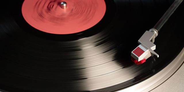 לראשונה: מכירות התקליטים עקפו את הורדות המוזיקה בבריטניה בשבוע האחרון