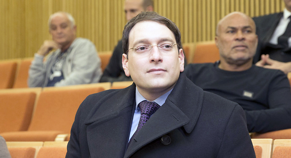 אמיר כבירי. עמותת האדומים החלה את דרכה מתוך מחשבה שיתאפשר שיתוף פעולה עם בעל זכויות הניהול דאז חיים רמון ועם שאר הבעלים שקנו חלקי מניות בהפועל ת"א. שיתוף הפעולה לו קיוו אנשי העמותה אמור היה לבוא לידי ביטוי בהקמת דירקטוריון. נושא שאף עוגן בהסכם משפטי בין הצדדים, אולם בפועל דירקטוריון מעולם לא הוקם ולאורך הזמן התברר שבעלי זכויות הניהול אינם מעוניינים בשיתוף פעולה עם העמותה אמיר כבירי. עמותת האדומים החלה את דרכה מתוך מחשבה שיתאפשר שיתוף פעולה עם בעל זכויות הניהול דאז חיים רמון ועם שאר הבעלים שקנו חלקי מניות בהפועל ת"א. שיתוף הפעולה לו קיוו אנשי העמותה אמור היה לבוא לידי ביטוי בהקמת דירקטוריון. נושא שאף עוגן בהסכם משפטי בין הצדדים, אולם בפועל דירקטוריון מעולם לא הוקם ולאורך הזמן התברר שבעלי זכויות הניהול אינם מעוניינים בשיתוף פעולה עם העמותה