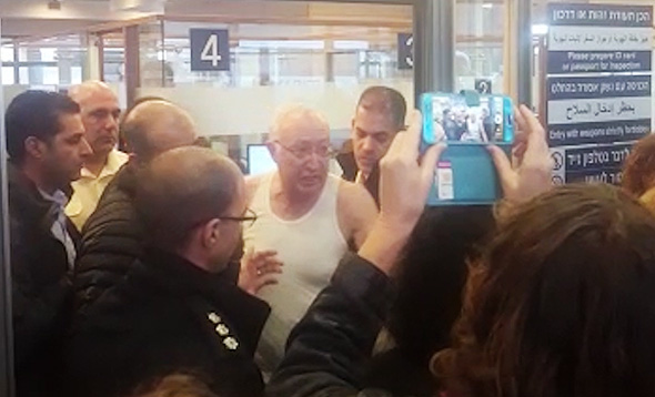 מנואל טרכטנברג בגופיה בכניסה לכנסת מנואל טרכטנברג בגופיה בכניסה לכנסת
