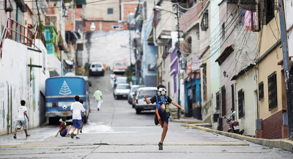 ילד משחק כדורגל בקראקס, ונצואלה. זה מספר הקטינים (מתחת לגיל 18) שעזבו את מדינותיהם והצטרפו לקבוצה באחת מחמשת הליגותהגדולות ב־2016. פי 3.8 יותר מאשר ב־1995