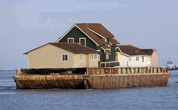 בתים המועברים על סירה, צילום: רויטרס