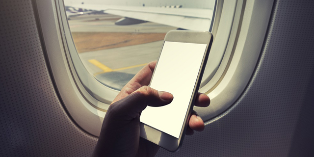מה קורה אם לא מכבים את הטלפון בזמן טיסה?