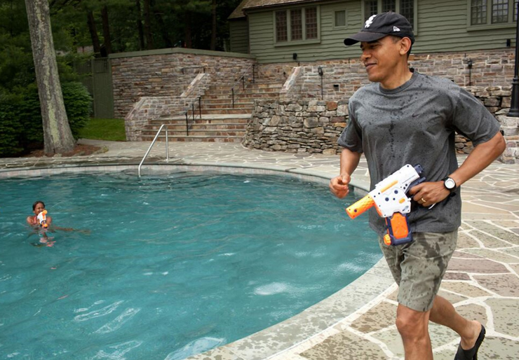 אפריל 2012. הנשיא במלחמת מים עם בתו סשה, בבריכת השחייה בקמפ דיוויד