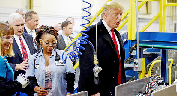 דונלד טראמפ במפעל מזגנים באינדיאנה, צילום: איי אף פי