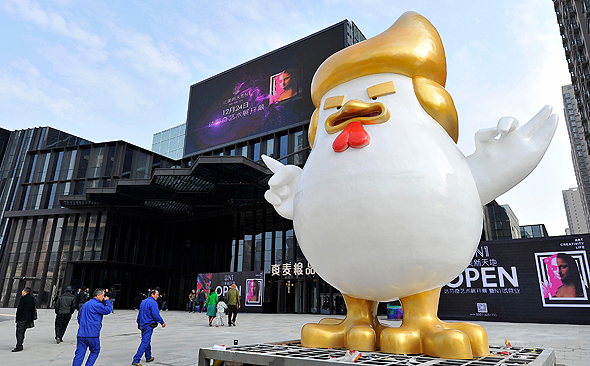 פסל תרנגול דונלד טראמפ הוצב בקניון ב סין, צילום: איי אף פי