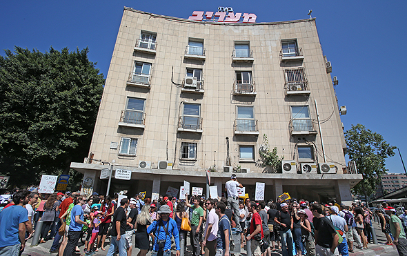 בית מעריב. רוב הכסף הצטבר מבית הדפוס והמכירה לבן צבי בית מעריב. רוב הכסף הצטבר מבית הדפוס והמכירה לבן צבי