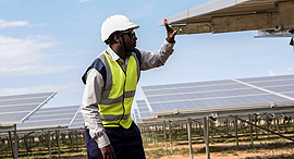 התקנת פאנל סולרי, צילום: איי אף פי