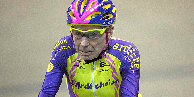 בן 105 שבר שיא עולם ברכיבה על אופניים