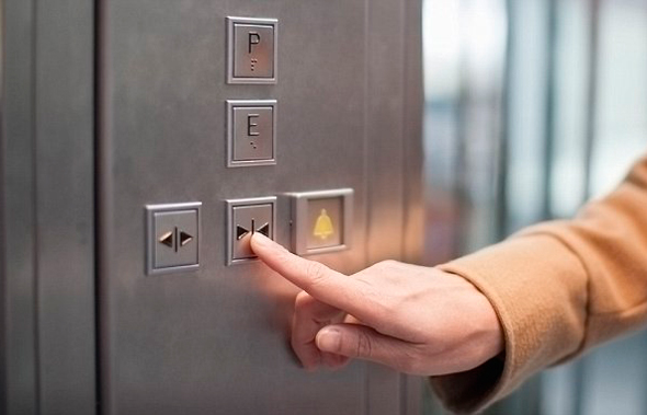 כפתור סגור דלת במעלית, צילום: שאטרסטוק