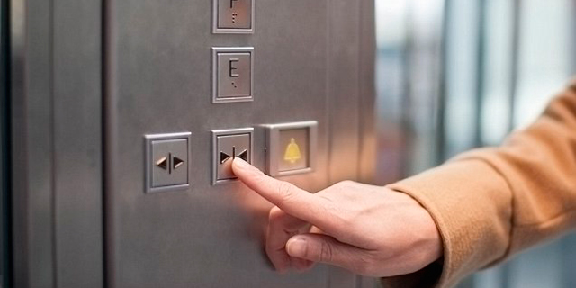 מה באמת עושה כפתור &quot;סגור דלת&quot; במעלית?