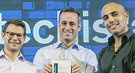 The Pub Hub זכתה בתחרות ה פיצ'יניג רינג של קרדיט סוויס משמאל דניאל רובין דורון אברבוך ו דורון ממן, צילום: יח"צ