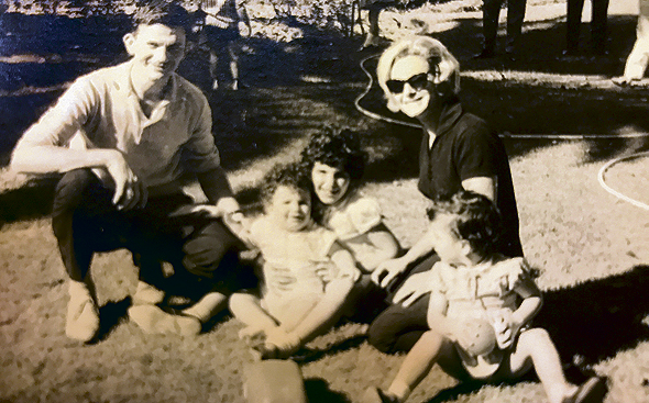 1962. רמי ברכה בן השנה עם הוריו אשר ומרים ואחיותיו איריס (בת שנתיים וחצי) ומילכה (בת 5), בבית חברים ברמת גן 1962. רמי ברכה בן השנה עם הוריו אשר ומרים ואחיותיו איריס (בת שנתיים וחצי) ומילכה (בת 5), בבית חברים ברמת גן