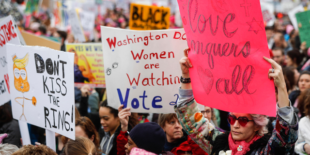 גל מחאה עולמי נגד טראמפ; כחצי מיליון הגיעו ל&quot;צעדת הנשים&quot; בוושינגטון