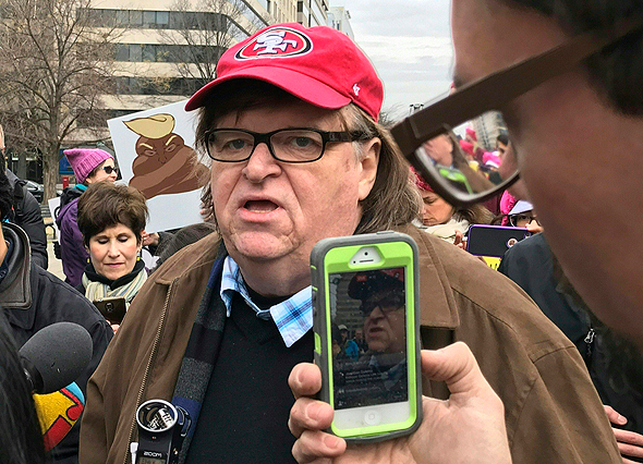 מייקל מור במאי ב הפגנה נגד דונלד טראמפ ב וושינגטון, צילומים: איי אף פי