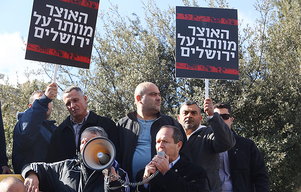 ראש עיריית ירושלים ניר ברקת בהפגנה נגד משרד האוצר ראש עיריית ירושלים ניר ברקת בהפגנה נגד משרד האוצר