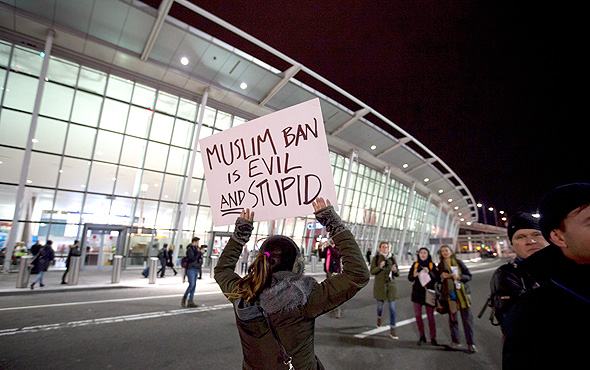 הפגנה בשדה התעופה JFK בניו יורק בעקבות איסור כניסת מוסלמים לארה"ב, צילום: בלומברג