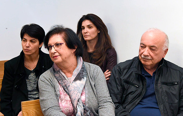 אליעזר פישמן ובני משפחתו בדיון משפטי בעניינם