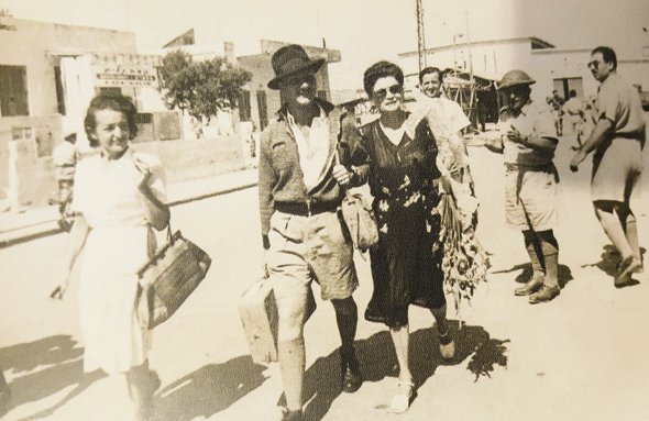 1948. מאיר שמגר בן ה־22 עם אמו דינה בנמל תל אביב, בשובו מהכלא באפריקה 1948. מאיר שמגר בן ה־22 עם אמו דינה בנמל תל אביב, בשובו מהכלא באפריקה