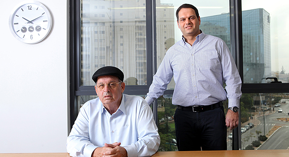 מנכ"ל מנרב פרויקטים דרור קוזניצקי ובעל השליטה אברהם קוזניצקי מנכ"ל מנרב פרויקטים דרור קוזניצקי ובעל השליטה אברהם קוזניצקי