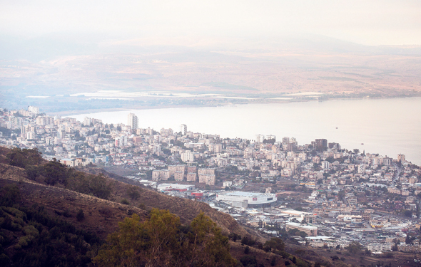 "צפת וטבריה במצב נורא וצריכות תפנית דרמטית. עיר עולה כסף, היא זקוקה להכנסות ממשרדים וממגורים, וכדי לפתח את זה בפריפריה המדינה צריכה להיות אגרסיבית ולצבוע מיליארד שקלים של תקציב" "צפת וטבריה במצב נורא וצריכות תפנית דרמטית. עיר עולה כסף, היא זקוקה להכנסות ממשרדים וממגורים, וכדי לפתח את זה בפריפריה המדינה צריכה להיות אגרסיבית ולצבוע מיליארד שקלים של תקציב"