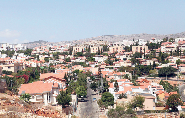 "כרמיאל היא דוגמה פנטסטית לעיר פריפריאלית שהצליחה: יש לה כוח אדם יצרני שתואם את פיתוח העיר, ויש לה ראש עירייה טוב. כך זה גם בנהריה ובמעלות. זה שאתה בפריפריה לא אומר שדינך נגזר" "כרמיאל היא דוגמה פנטסטית לעיר פריפריאלית שהצליחה: יש לה כוח אדם יצרני שתואם את פיתוח העיר, ויש לה ראש עירייה טוב. כך זה גם בנהריה ובמעלות. זה שאתה בפריפריה לא אומר שדינך נגזר"