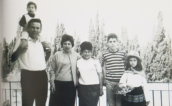 משפחת ורטהיימר, 1965. "אני הקפדתי בנושאי סדר", כתב סטף, "ומרים שמה דגש על פיקוח... הילדים היו חייבים להצטיין" משפחת ורטהיימר, 1965. "אני הקפדתי בנושאי סדר", כתב סטף, "ומרים שמה דגש על פיקוח... הילדים היו חייבים להצטיין"