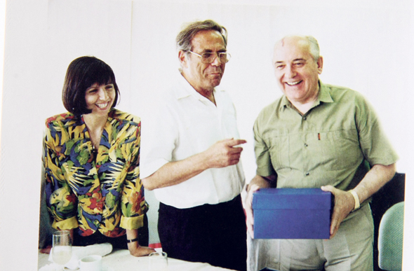 ורטהיימר ואביה עם מיכאיל גורבצ'וב, 1991. "חשוב לה להוכיח שהיא יודעת לעשות רווחים בלי קשר לאבא" ורטהיימר ואביה עם מיכאיל גורבצ'וב, 1991. "חשוב לה להוכיח שהיא יודעת לעשות רווחים בלי קשר לאבא"