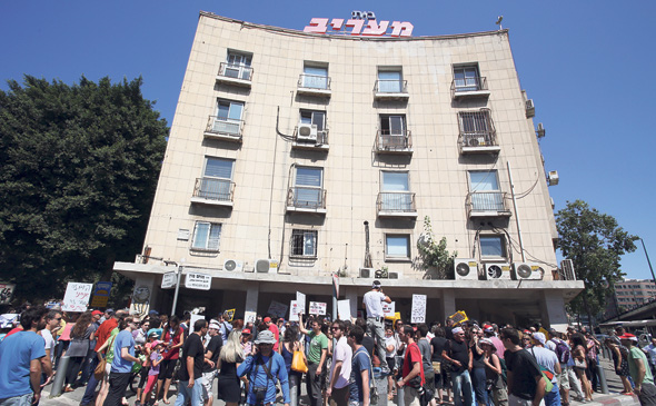 הפגנה של עובדי "מעריב" אחרי הקריסה. “כשממנים בעל תפקיד, צריך לקחת בחשבון שיש לו גם אינטרס כספי לגיטימי. צריך לתת לו קרדיט, עד שלא יתברר אחרת", אומר מקורב להאן הפגנה של עובדי "מעריב" אחרי הקריסה. “כשממנים בעל תפקיד, צריך לקחת בחשבון שיש לו גם אינטרס כספי לגיטימי. צריך לתת לו קרדיט, עד שלא יתברר אחרת", אומר מקורב להאן