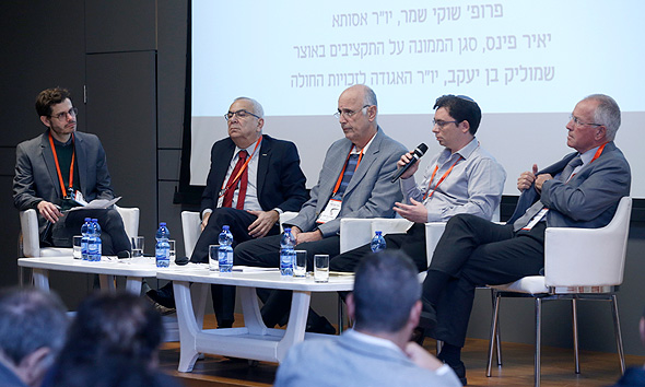 מימין רן סער, יאיר פינס, שמוליק בן יעקב, פרופ' שוקי שמר וכתב כלכליסט ספי קרופסקי מימין רן סער, יאיר פינס, שמוליק בן יעקב, פרופ' שוקי שמר וכתב כלכליסט ספי קרופסקי