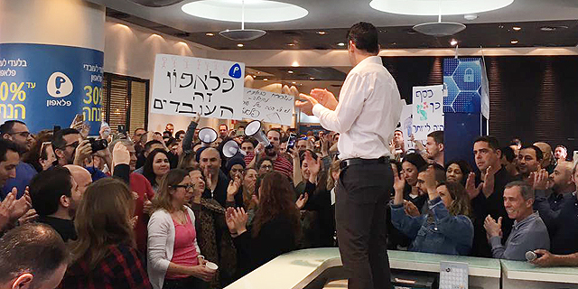 פלאפון: מאות עובדים נטשו את עמדותיהם ויצאו להפגין מול משרד המנכ"ל