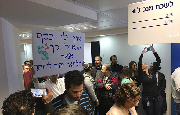 עובדי פלאפון מפגינים לפני כחודשיים עובדי פלאפון מפגינים לפני כחודשיים