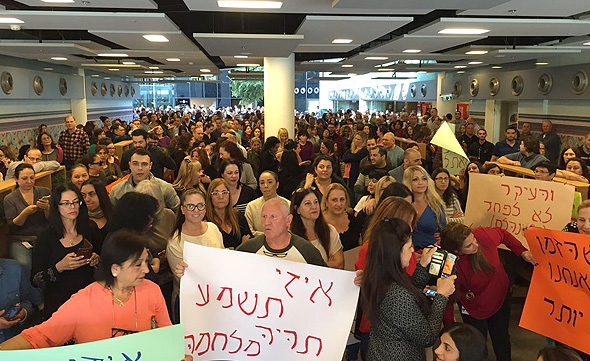 עובדי כלל מפגינים עובדי כלל מפגינים