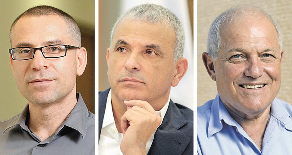 מימין: שר הרווחה חיים כץ, שר האוצר משה כחלון והממונה על השכר באוצר ערן יעקב מימין: שר הרווחה חיים כץ, שר האוצר משה כחלון והממונה על השכר באוצר ערן יעקב