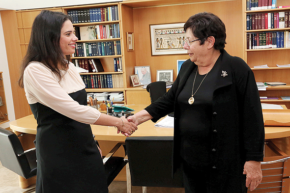 נשיאת בית המשפט העליון מרים נאור (מימין)ושרת המשפטים איילת שקד. "לא הייתי רוצה להיות במדינה שבה שופטים נבחרים בבחירות" נשיאת בית המשפט העליון מרים נאור (מימין)ושרת המשפטים איילת שקד. "לא הייתי רוצה להיות במדינה שבה שופטים נבחרים בבחירות"