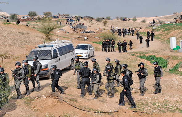 הריסת בתים באום אל־חיראן, שם נהרג מפגין מאש שוטרים הריסת בתים באום אל־חיראן, שם נהרג מפגין מאש שוטרים