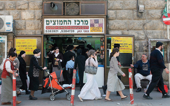 עוברים ושבים בשכונת מאה שערים בירושלים. "זאת אחריות של גברים ללמוד לחיות בלי לחשוב על מיניות כשהם רואים שיער גלוי" עוברים ושבים בשכונת מאה שערים בירושלים. "זאת אחריות של גברים ללמוד לחיות בלי לחשוב על מיניות כשהם רואים שיער גלוי"