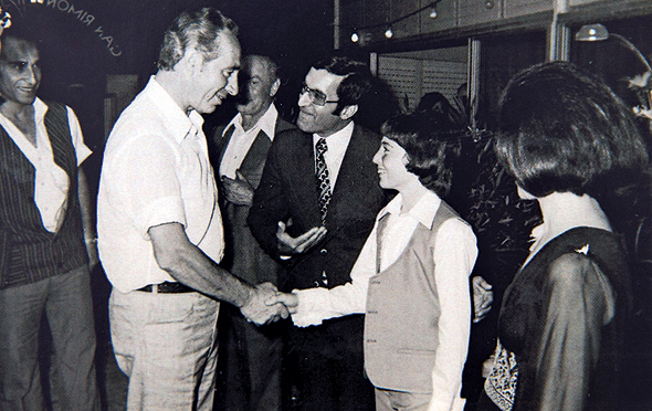 שחל עם אביו ושמעון פרס בבר המצווה שלו, 1974. "אבא לא הזיל דמעה כשפרס הפנה לו עורף" שחל עם אביו ושמעון פרס בבר המצווה שלו, 1974. "אבא לא הזיל דמעה כשפרס הפנה לו עורף"