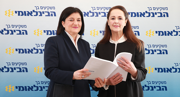 מימין: אירית איזקסון יו"ר הבנק הבינלאומי ומנכ"לית הבנק הבינלאומי סמדר ברבר צדיק מימין: אירית איזקסון יו"ר הבנק הבינלאומי ומנכ"לית הבנק הבינלאומי סמדר ברבר צדיק
