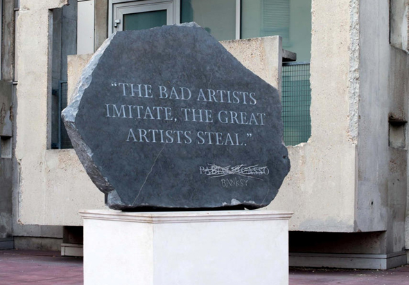 יצירה של אמן הרחוב בנקסי Picasso Quote יצירה של אמן הרחוב בנקסי Picasso Quote