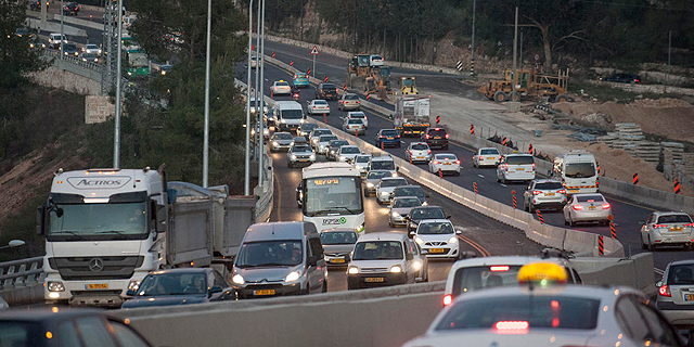 המדינה מתמרצת את עובדיה להעדיף רכב פרטי על ציבורי