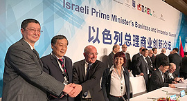מימין: פרופסור רון רובין, ז'ונג צ'ינג הו וז'אהן צאו מימין: פרופסור רון רובין, ז'ונג צ'ינג הו וז'אהן צאו