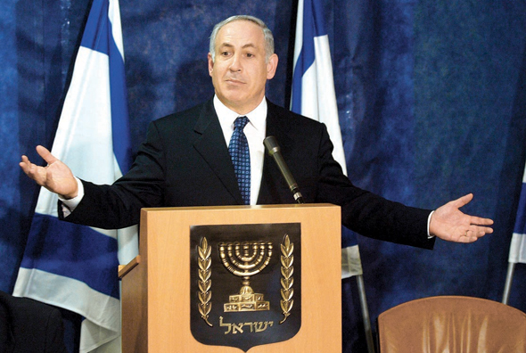 נתניהו מציג את משל השמן והרזה, מרץ 2003. "ישראל היתה אדם שמן מאוד שצריך לעשות דיאטה, אבל הפריז ונכנס להפרעת אכילה קשה" נתניהו מציג את משל השמן והרזה, מרץ 2003. "ישראל היתה אדם שמן מאוד שצריך לעשות דיאטה, אבל הפריז ונכנס להפרעת אכילה קשה"