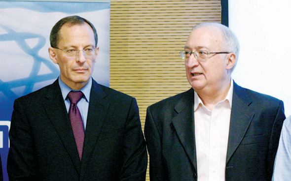 טרכטנברג (מימין) וקנדל בוועדת טרכטנברג, ספטמבר 2011. "הציבור לא הבין שמקטינים את השירותים הציבוריים" טרכטנברג (מימין) וקנדל בוועדת טרכטנברג, ספטמבר 2011. "הציבור לא הבין שמקטינים את השירותים הציבוריים"
