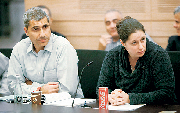 יעל מבורך ואמיר לוי, ראש אגף התקציבים, נובמבר 2015. "האזרחים מקבלים את מרבית הצמיחה ורק חלק קטן הולך לחוב" יעל מבורך ואמיר לוי, ראש אגף התקציבים, נובמבר 2015. "האזרחים מקבלים את מרבית הצמיחה ורק חלק קטן הולך לחוב"